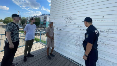 Трое парней разрисовали сцену в Костанайской области и получили штраф