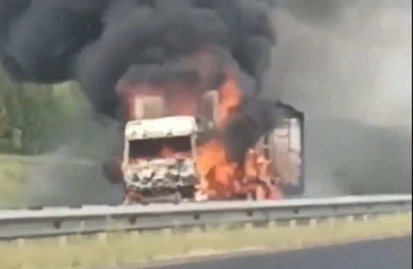 Полыхающую фуру сняли на видео на трассе в Татарстане 16/06/2026 &ndash; Новости
