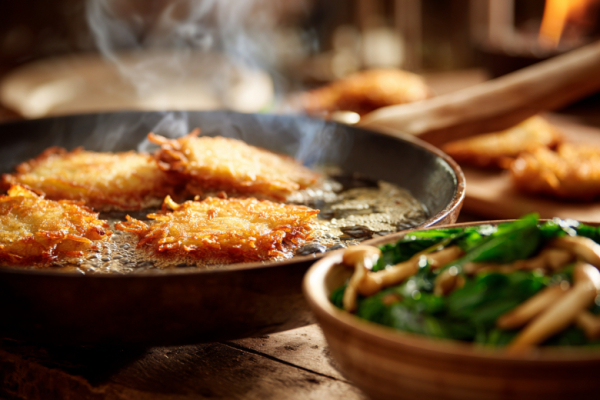 Хрустящие драники с грибами и шпинатом: быстрый ужин из простых продуктов, который удивит вкусом