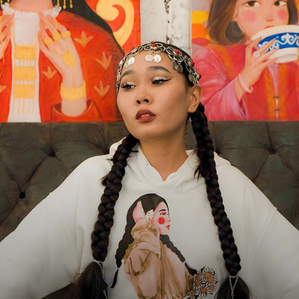 Худи с казахскими принтами от Suretwi