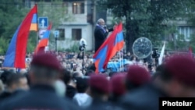 Протестующие выдвинули архиепископа Галстаняна на пост премьера Армении