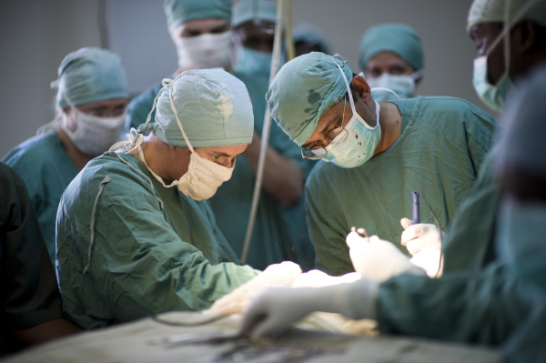 В Китае врачи удалили из горла пациента палочку, с которой он жил восемь лет