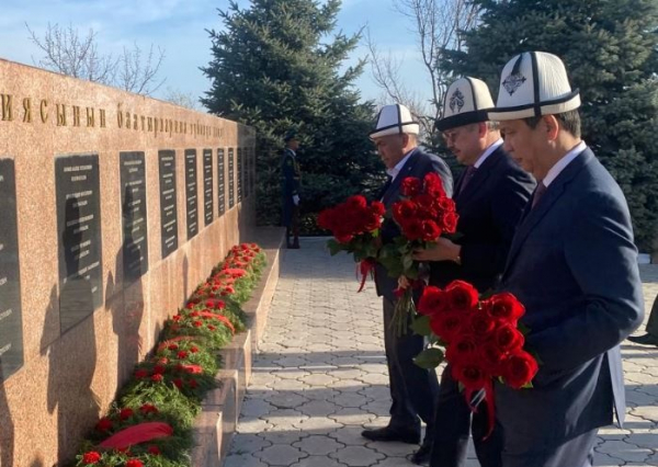 Госсекретарь Арслан Койчиев почтил память погибших в апрельских событиях