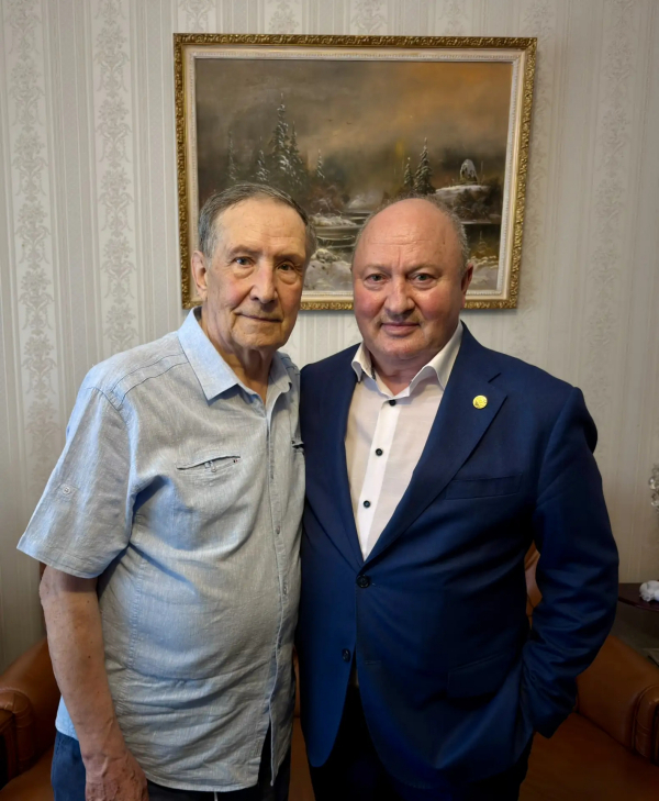 Ахметшин поздравил с 80-летием экс-министра здравоохранения ТАССР