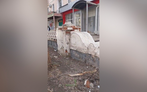 Народный репортёр. Декоративный забор рушится, вокруг не убрано