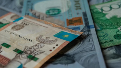 Курс тенге на пятницу: прогноз по доллару, евро, рублю и юаню
