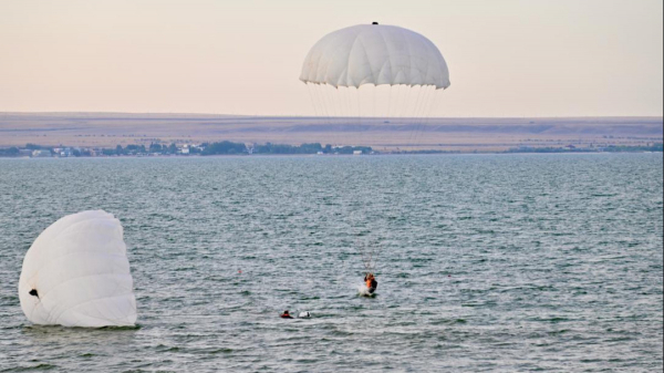 На Капшагайском водохранилище «голубые береты» выполнили прыжки на воду