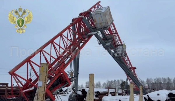 Работница завода в Бугульме выпала из кабины крана