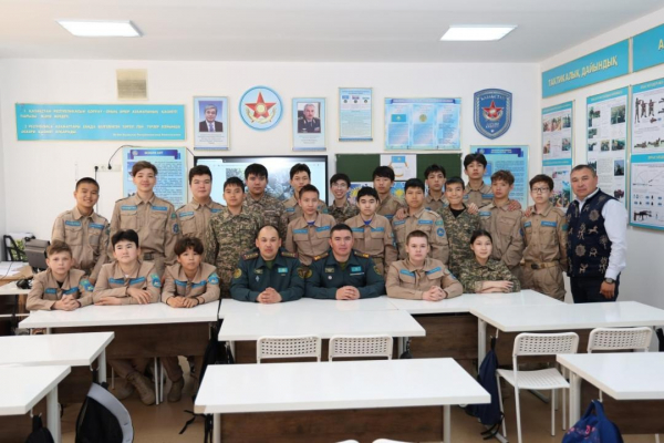Министерства обороны и просвещения организовали единый час в учебных заведениях страны