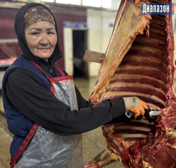 Единственная женщина-рубщик работает на актюбинском мясном рынке