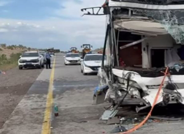 Человек погиб, 11 пострадали при столкновении автобуса и грузовика на юге Казахстана (ВИДЕО)