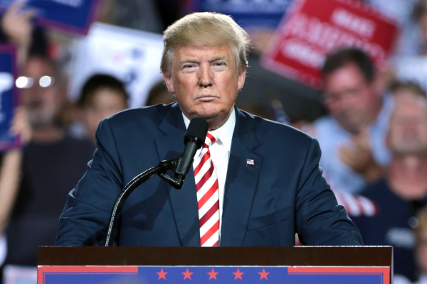 Трамп и Макрон устроили силовое состязание во время приветствия