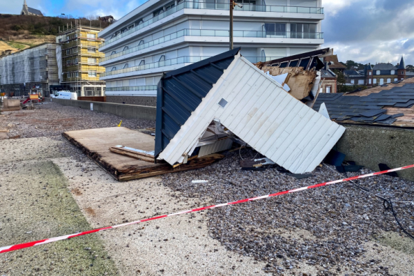 Ураган &laquo;Нильс&raquo; оставил сотни тысяч домов без электричества во Франции