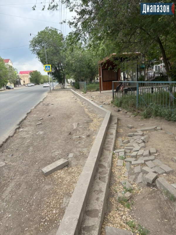 Народный репортер. Из-за мусора и песка на остановку не пройдешь