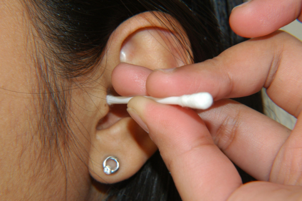 Невролог предупредила, чем грозит привычка чистить уши ватными палочками