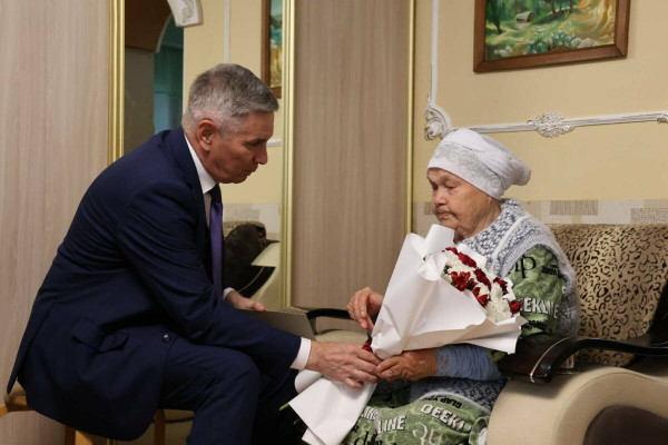 В Актаныше 90-летней матери участника СВО вручили орден Мужества