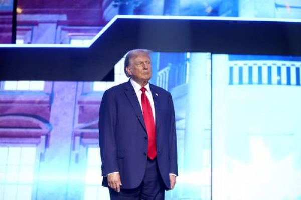 Трамп в пятницу проведет закрытую встречу с шефом Пентагона Хегсетом