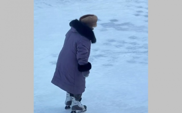 Казанская бабушка на коньках покорила соцсети