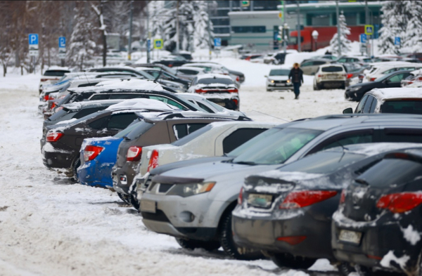 Муниципальные парковки Казани останутся бесплатными еще два дня из-за метели