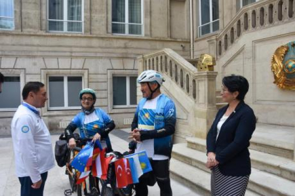 Мангистауский путешественник проехал на велосипеде путь из Актау в Париж