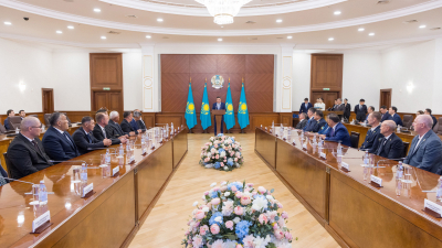 Олжас Бектенов вручил госнаграды специалистам транспортной отрасли