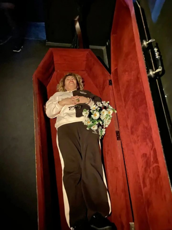 Шоувумен Венечка легла в гроб, чтобы почувствовать вкус жизни