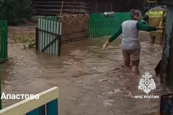 Ливень затопил дороги, участки и дома в Апастово &ndash; потоп сняли на видео