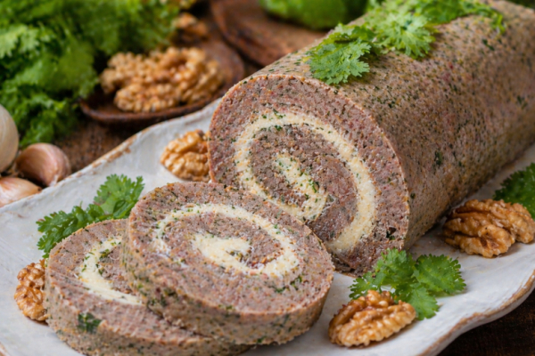 Рулет без мяса, который съедают быстрее колбасы &mdash; армянская закуска из фасоли. Режем ломтиками на хлеб