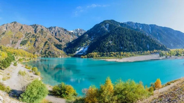 С каждым годом озеро Есик привлекает все больше туристов