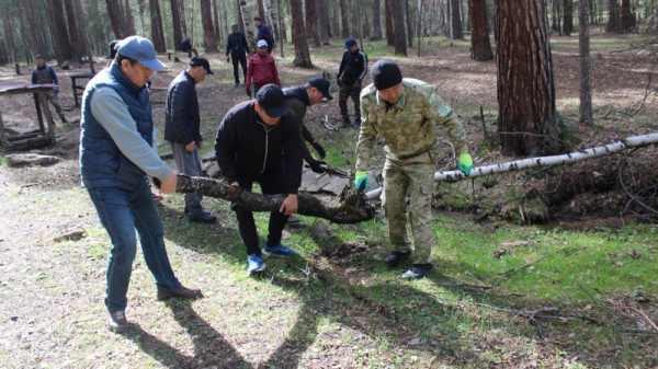 В Каркаралинском Национальном природном парке очистили от мусора несколько родников