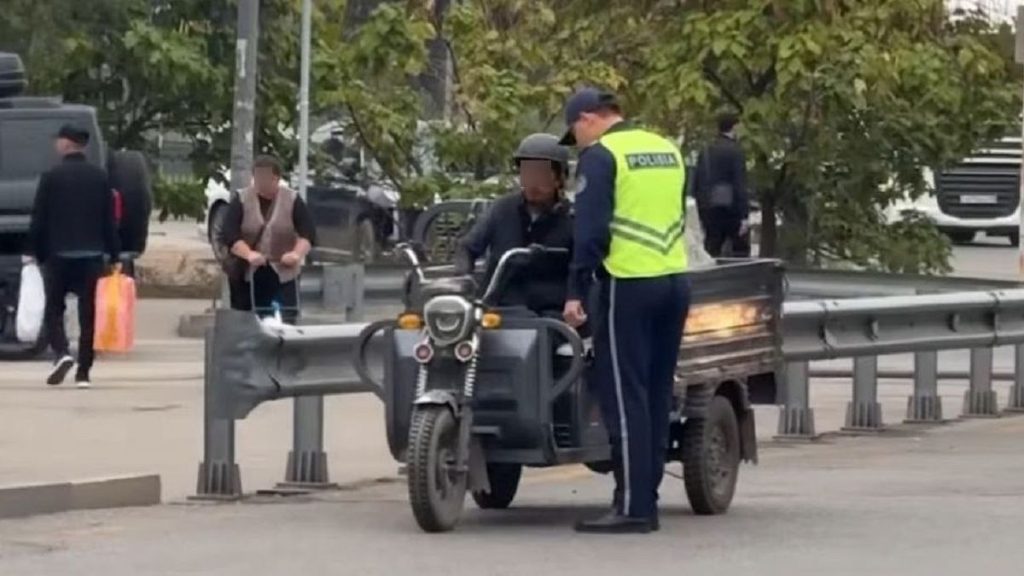 “Около 60 нарушений”: полиция взялась за водителей еще одного вида транспорта в Алматы (видео)