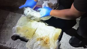 Полицейские Астаны остановили автомобиль и нашли в нем 2 кг наркотиков (видео)