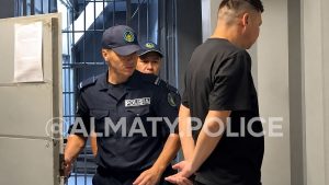 “Напугал пассажиров, размахивая ножом”: дебошир устроил переполох в автобусе в Алматы (видео)