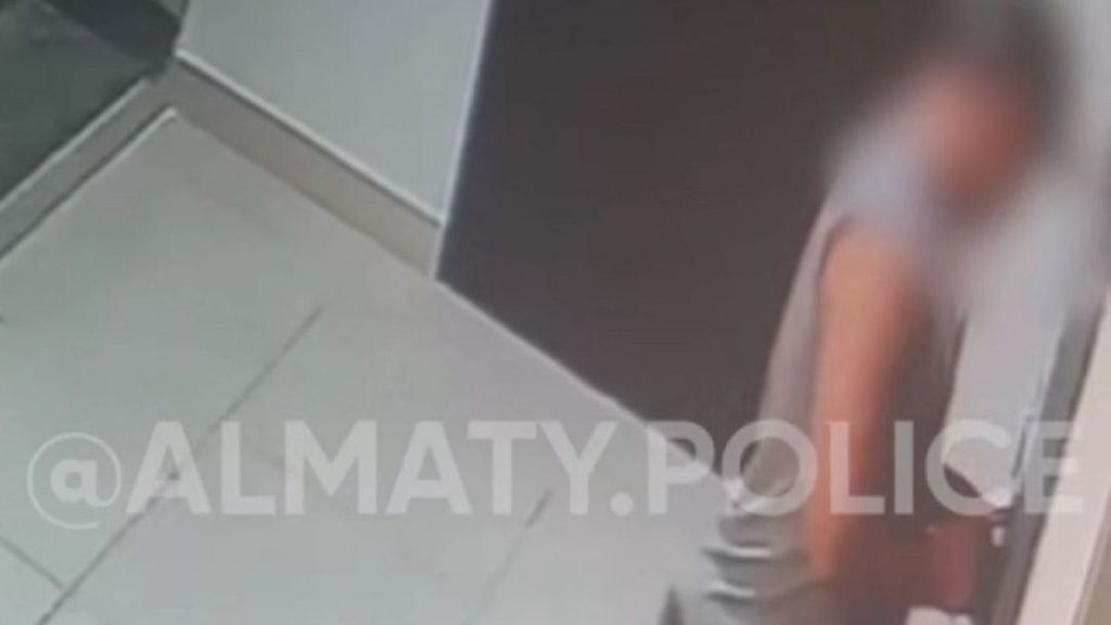 “Искал незапертые квартиры”: подозрительного мужчину из видео задержали в Алматы